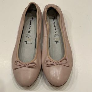Tamaris leather flats Size 8 M Pale Pink